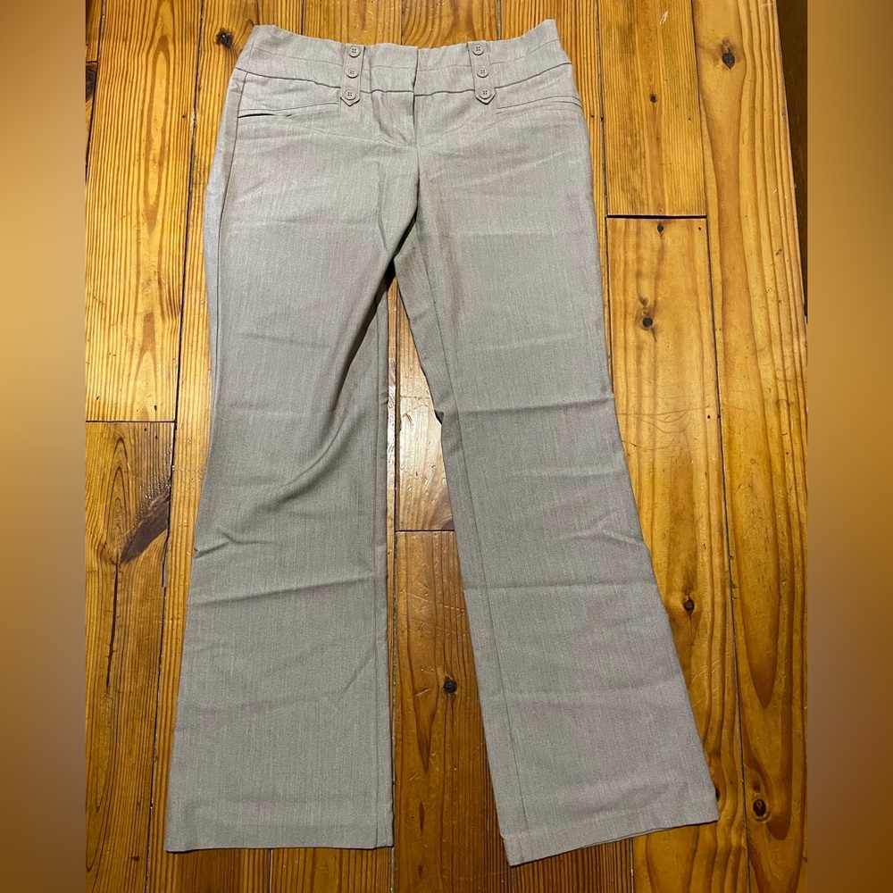 Size 7 tan dress pants. Bought at kohls, worn a handful of times. Good condition